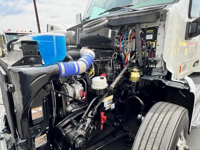 2021 Peterbilt 579 in Los Angeles, CA — photo 10