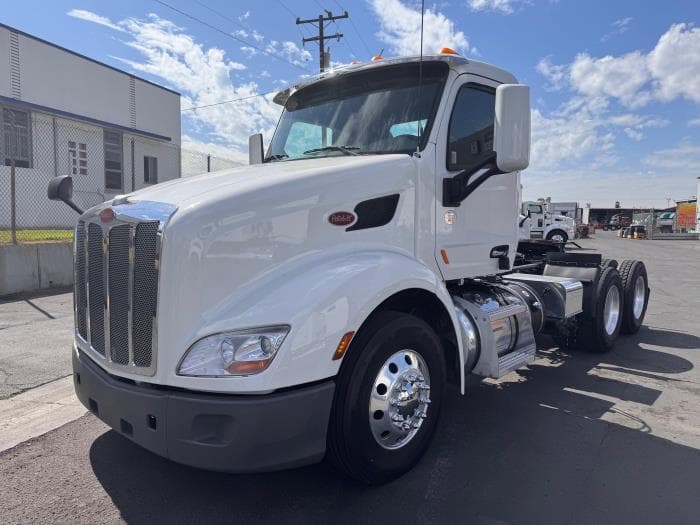 2021 Peterbilt 579 in Los Angeles, CA — photo 2