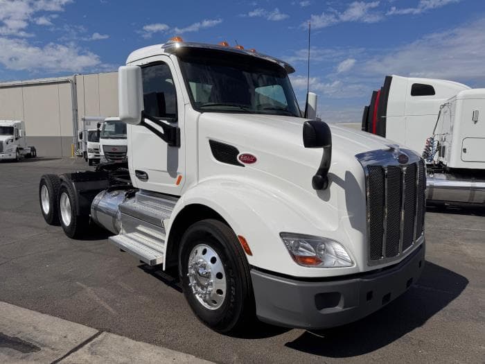 2021 Peterbilt 579 in Los Angeles, CA — photo 4