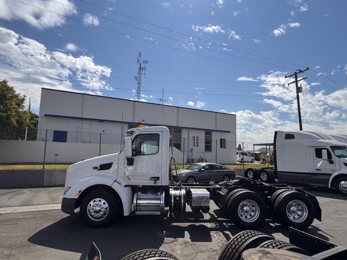 2021 Peterbilt 579 in Los Angeles, CA — photo 9