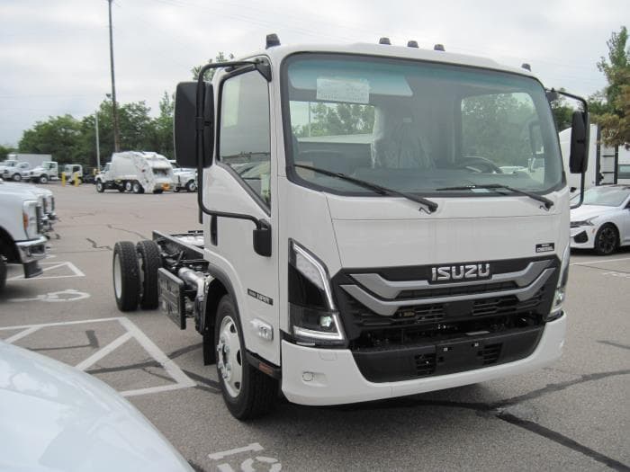 2025 Isuzu NRR in Sealy, TX — photo 5