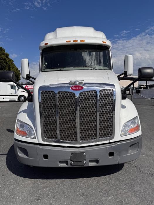 2021 Peterbilt 579 in Los Angeles, CA — photo 3