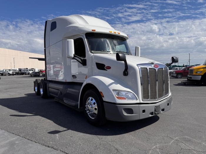2021 Peterbilt 579 in Los Angeles, CA — photo 4