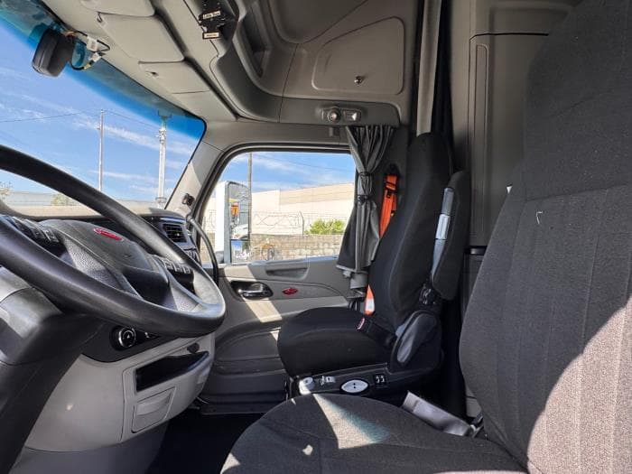 2021 Peterbilt 579 in Los Angeles, CA — photo 10