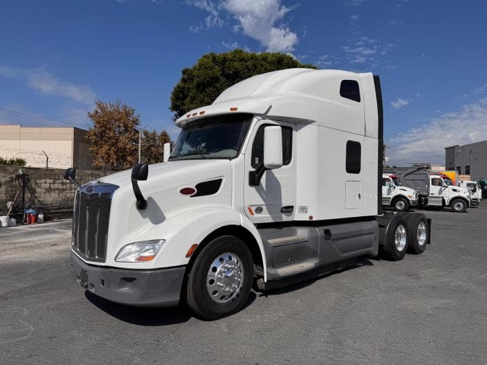 2021 Peterbilt 579 in Los Angeles, CA — photo 2