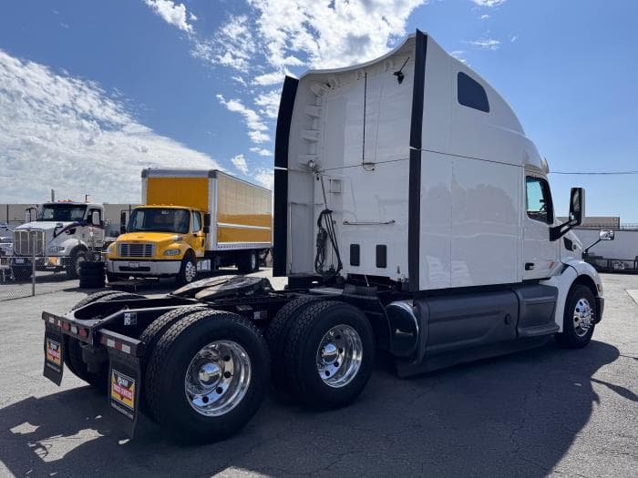 2021 Peterbilt 579 in Los Angeles, CA — photo 6