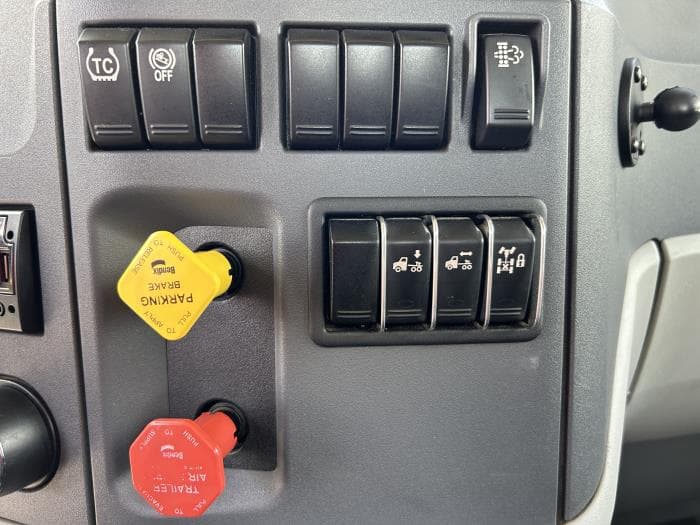 2021 Peterbilt 579 in Orlando, FL — photo 10