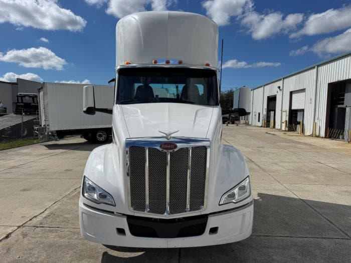 2022 Peterbilt 579 in Orlando, FL — photo 3