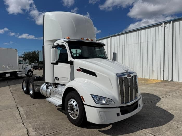2022 Peterbilt 579 in Orlando, FL — photo 4