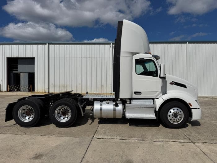 2022 Peterbilt 579 in Orlando, FL — photo 5