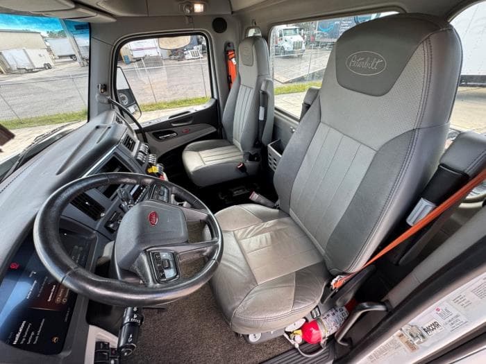 2022 Peterbilt 579 in Orlando, FL — photo 18