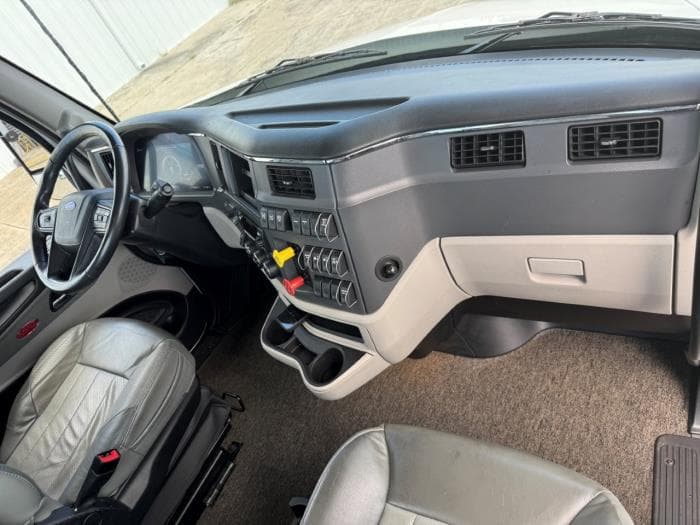 2022 Peterbilt 579 in Orlando, FL — photo 23