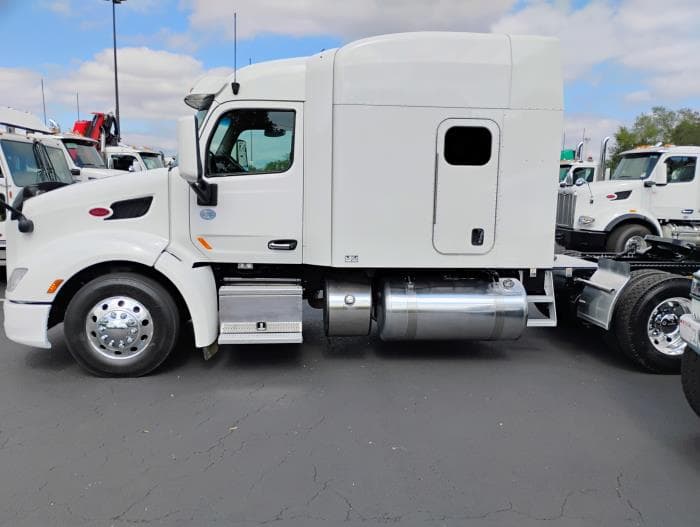 2022 Peterbilt 579 in Tampa, FL — photo 9