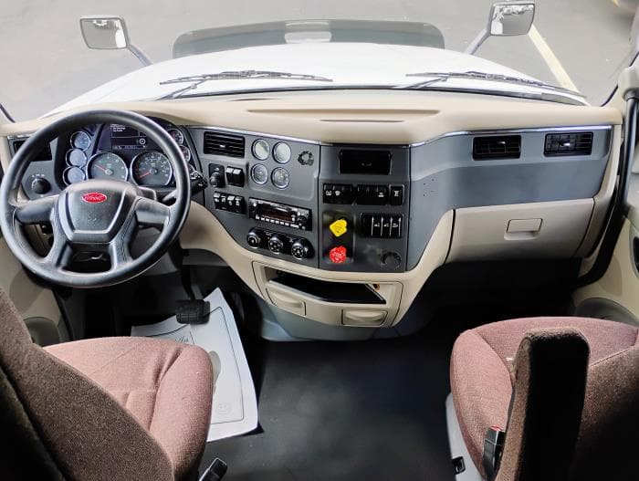2022 Peterbilt 579 in Tampa, FL — photo 35