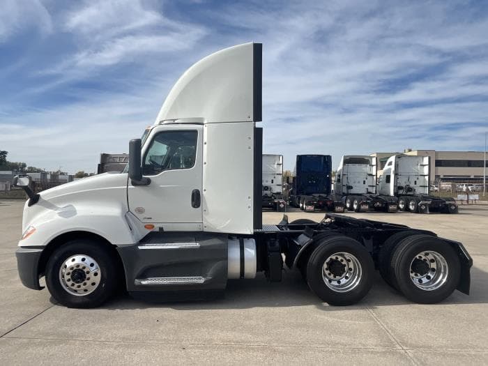 2021 International LT in Kansas City, MO — photo 3