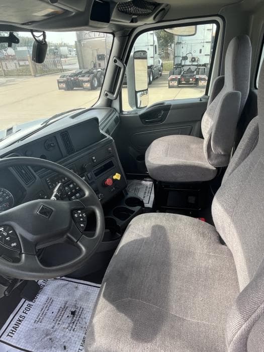 2021 International LT in Kansas City, MO — photo 12