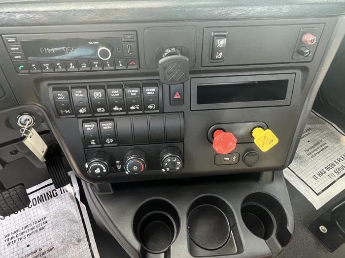 2021 International LT in Kansas City, MO — photo 13