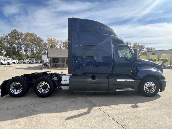 2022 International LT in Kansas City, MO — photo 7