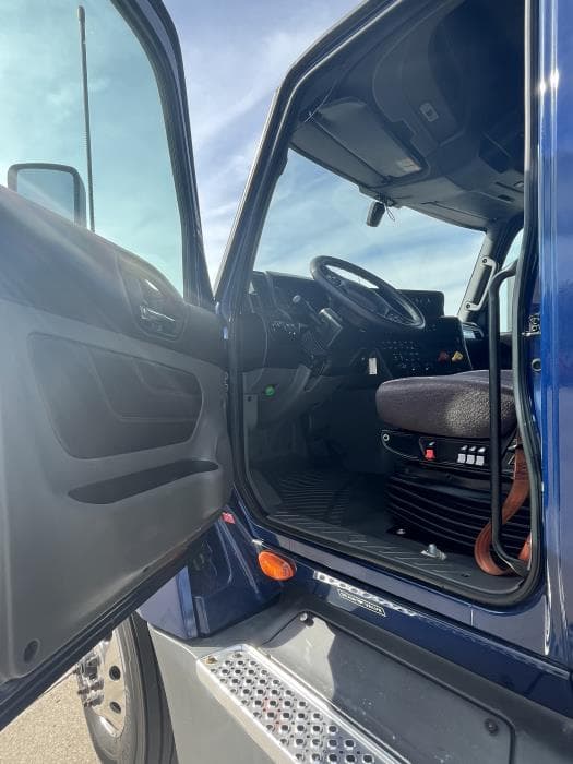 2022 International LT in Kansas City, MO — photo 11