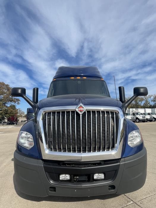 2022 International LT in Kansas City, MO — photo 8