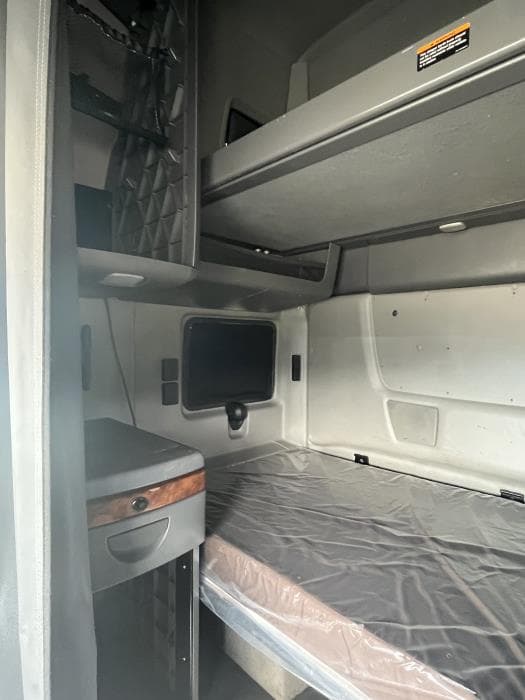 2022 International LT in Kansas City, MO — photo 14