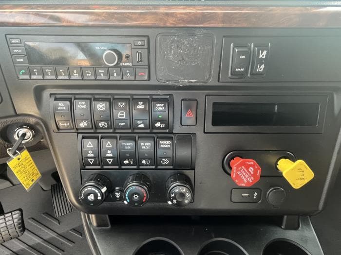 2022 International LT in Kansas City, MO — photo 17
