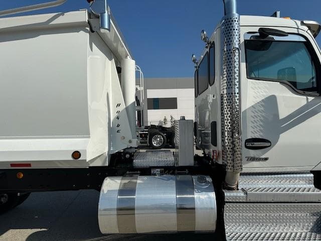 2023 Kenworth T880 in Fontana, CA — photo 9