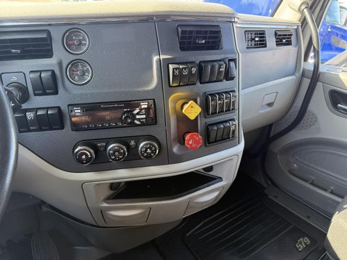 2021 Peterbilt 579 in Dallas, TX — photo 9