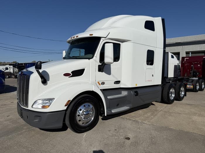 2021 Peterbilt 579 in Dallas, TX — photo 2