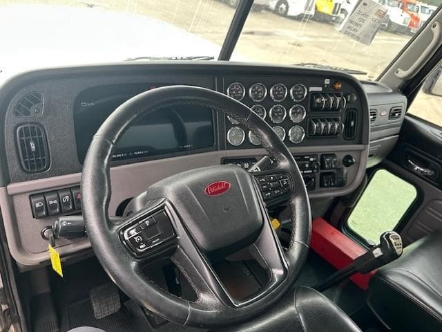 2023 Peterbilt 389 in Fontana, CA — photo 11