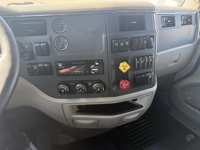 2021 Peterbilt 579 in Dallas, TX — photo 6