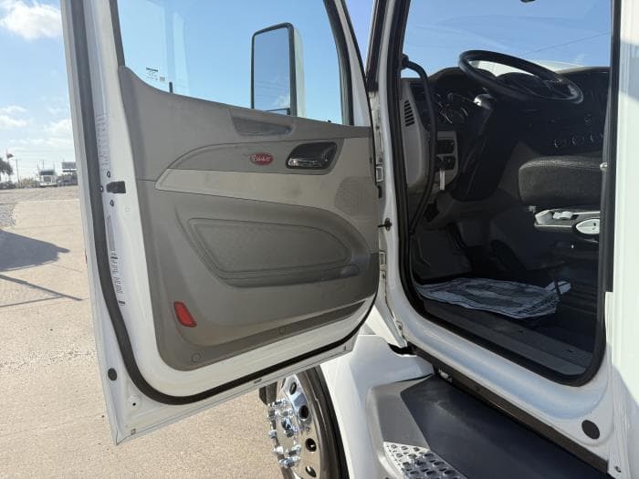2021 Peterbilt 579 in Dallas, TX — photo 18