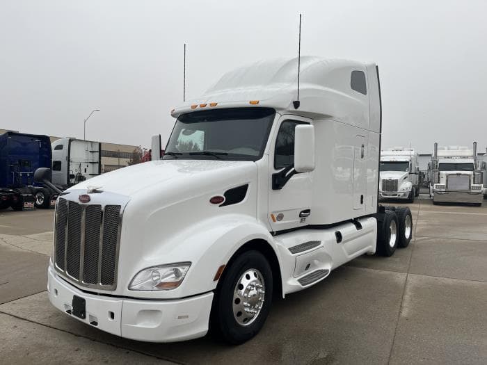 2022 Peterbilt 579 in Kansas City, MO — photo 2