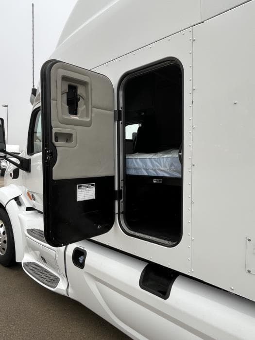 2022 Peterbilt 579 in Kansas City, MO — photo 4