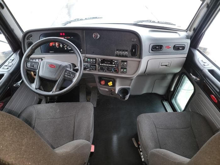 2022 Peterbilt 389 in Tulsa, OK — photo 14