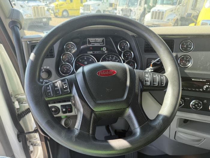 2021 Peterbilt 579 in Dallas, TX — photo 5