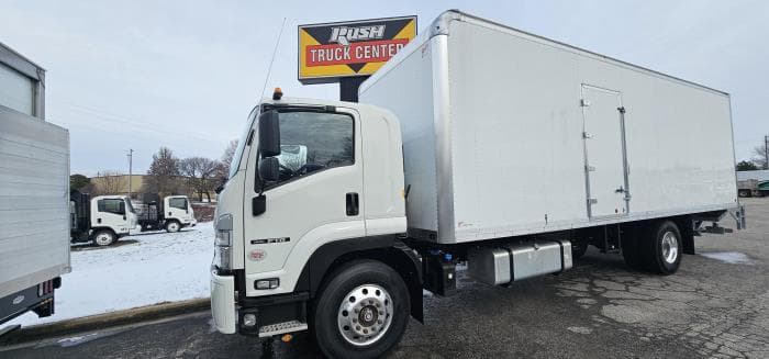 2025 Isuzu FTR in Olathe, KS — photo 2