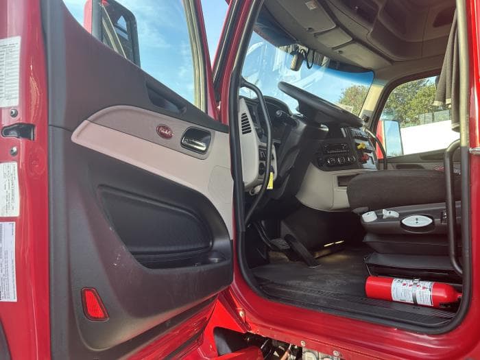 2022 Peterbilt 579 in Orlando, FL — photo 15