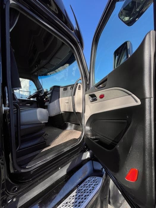 2023 Peterbilt 579 in Albuquerque, NM — photo 9