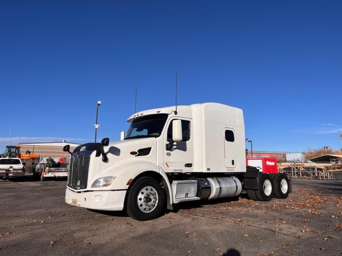 2022 Peterbilt 579 in Albuquerque, NM — photo 2
