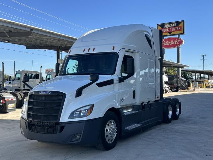 2022 Freightliner Cascadia in San Antonio, TX — photo 2