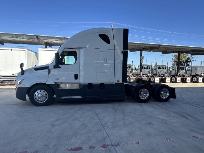 2022 Freightliner Cascadia in San Antonio, TX — photo 3