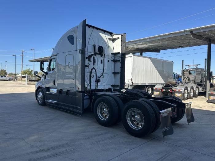 2022 Freightliner Cascadia in San Antonio, TX — photo 4