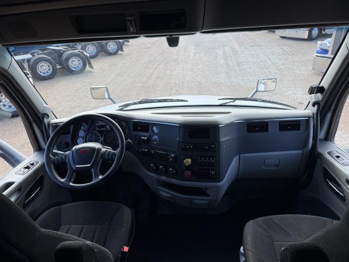 2021 Peterbilt 579 in Dallas, TX — photo 14