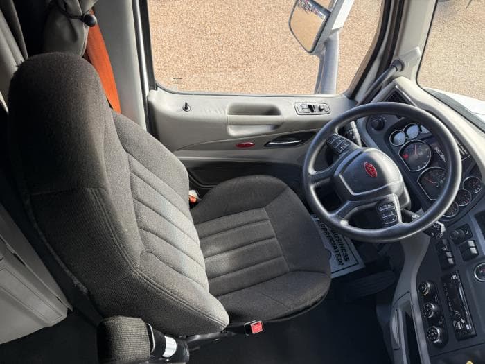 2021 Peterbilt 579 in Dallas, TX — photo 16
