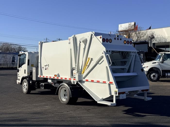2024 Isuzu NRR in Memphis, TN — photo 4