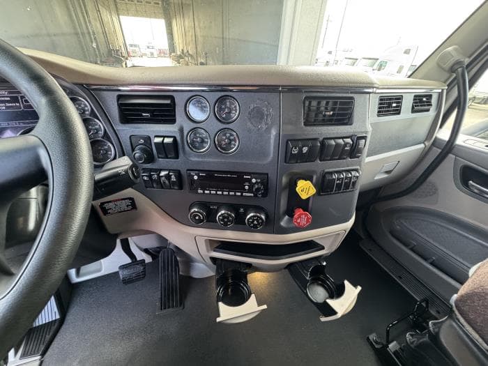 2022 Peterbilt 579 in El Paso, TX — photo 11