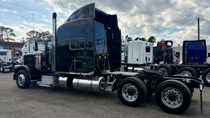 2022 Peterbilt 389 in Jacksonville, FL — photo 4
