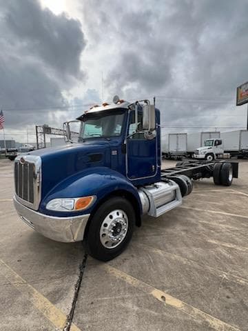 2017 Peterbilt 337 in Houston, TX — photo 2