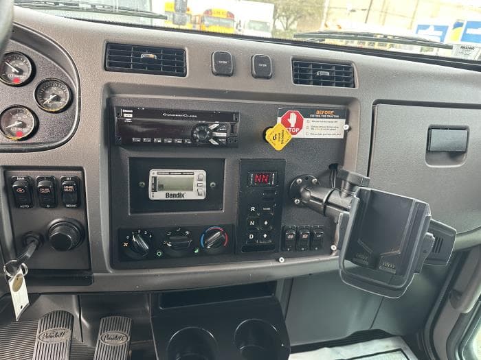 2020 Peterbilt 337 in Houston, TX — photo 11